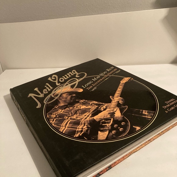 BOOK•NEIL YOUNG { LONG MAY YOU RUN THE ILLUSTRATED HISTORY } - Picture 3 of 3